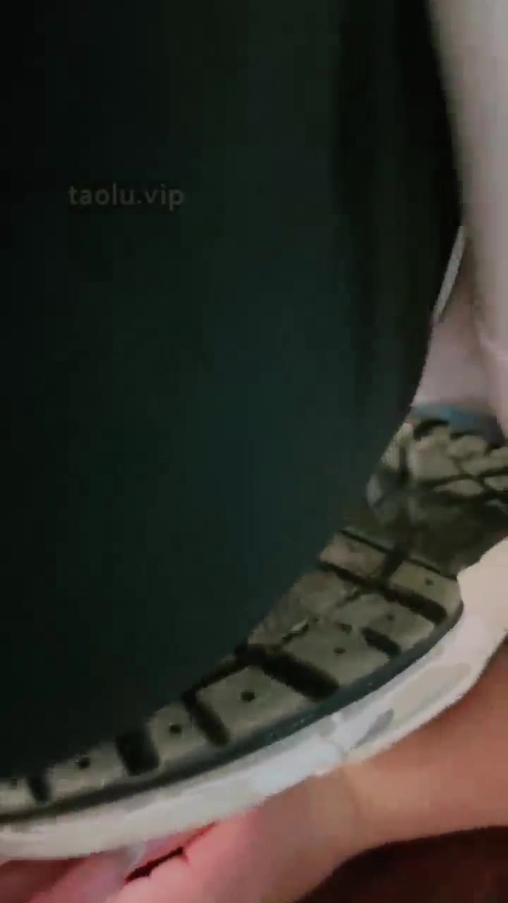 语阳 脚奴来清理女主人的鞋底