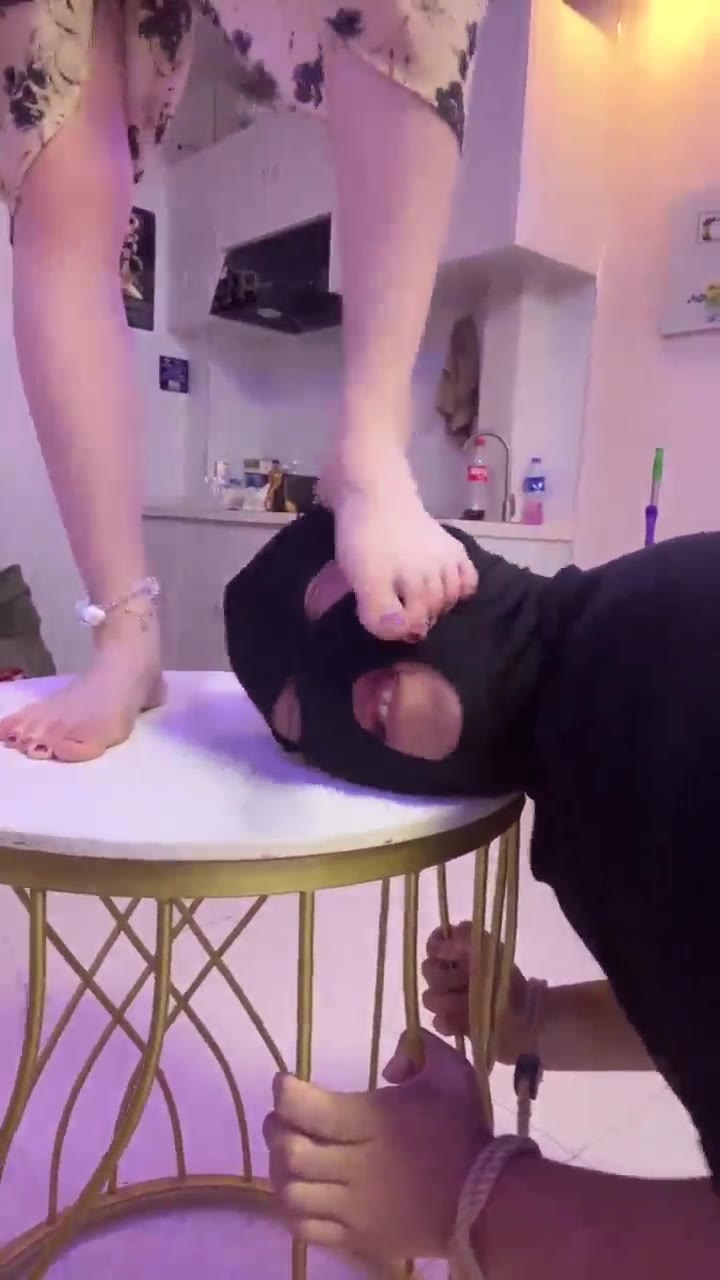 精神小妹 深夜 全体重踩踏