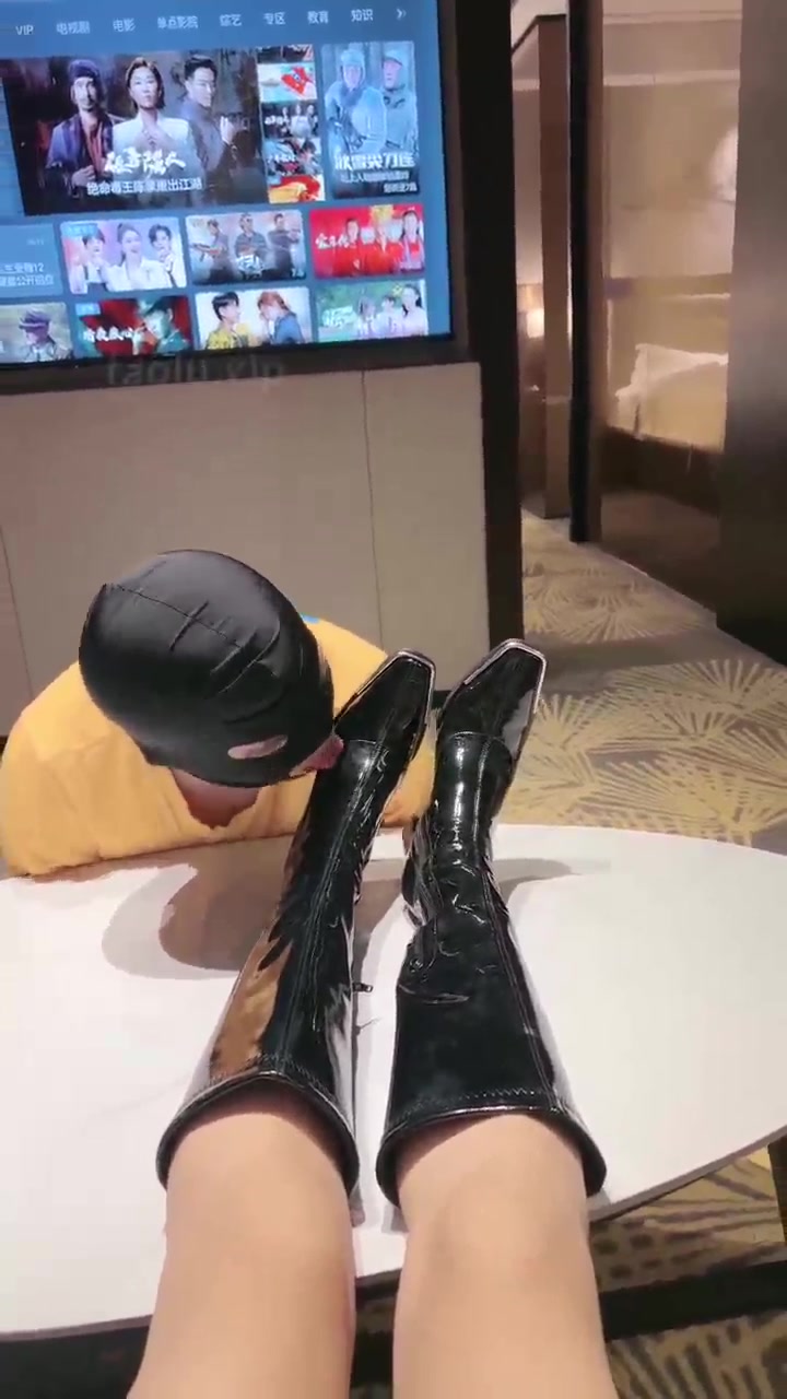 沅芷 用舌头清洁女主人发霉的靴子