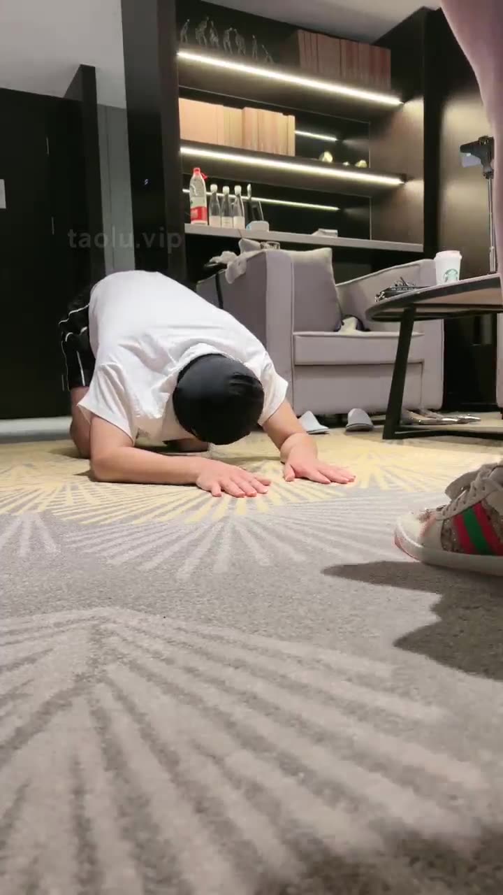 沅芷 运动鞋 白袜跺踩家奴