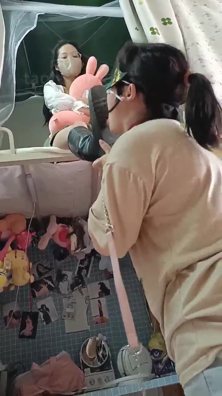 爱可呀 在寝室走廊调教男奴 突然有人从寝室走出来