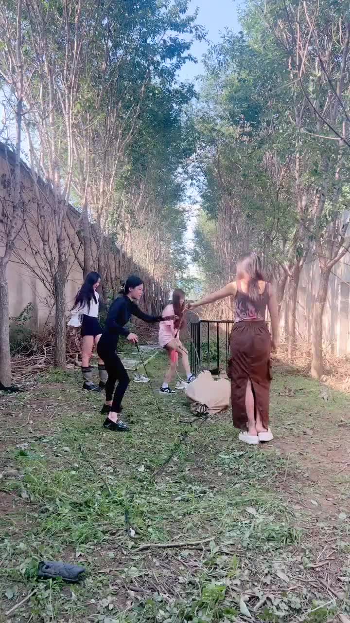 沅芷 贱货被装在麻袋暴揍 当场退圈