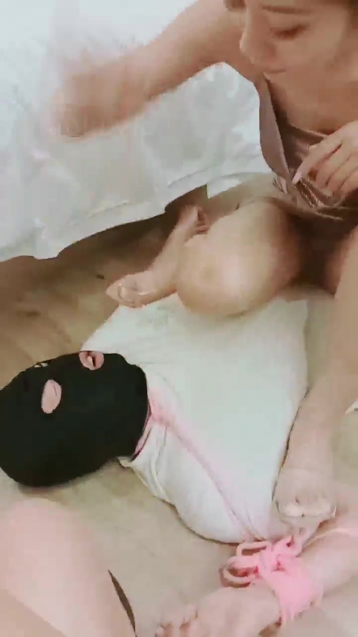 南乔大大 双女主调教 耳光 踩踏 脚深喉