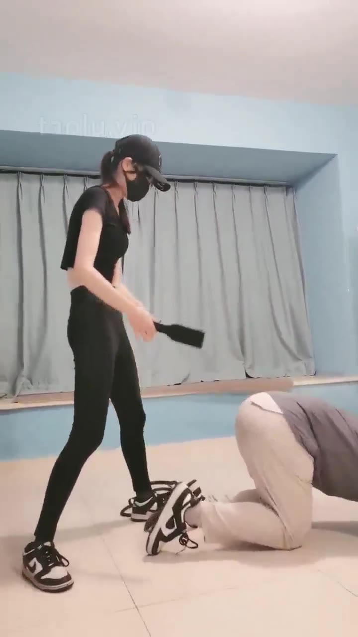 美娜格格 暴揍 踢裆