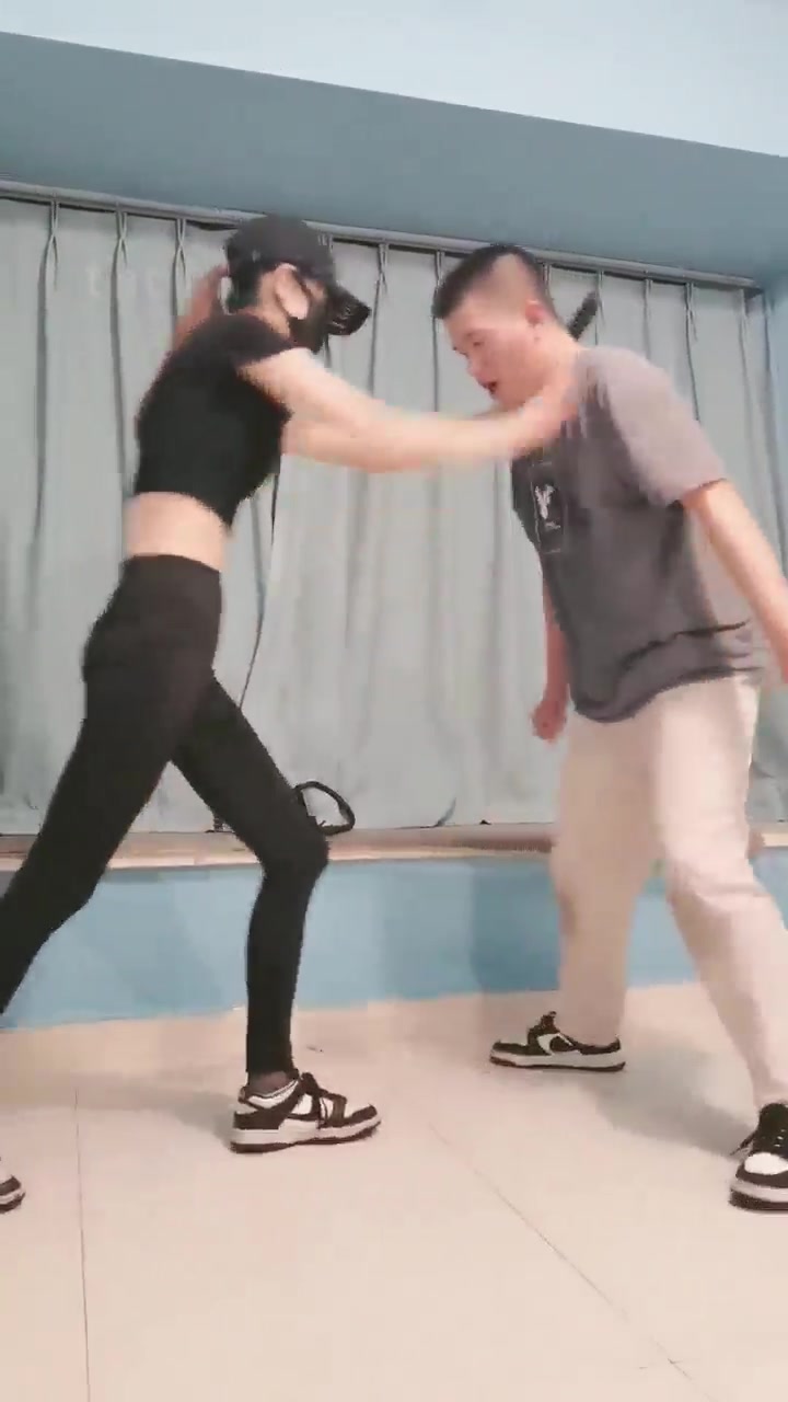 美娜格格 暴揍 踢裆