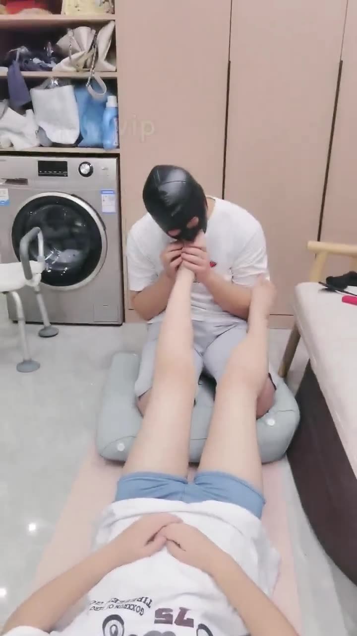 小洋 同岁的一对男女奴来伺候女主人