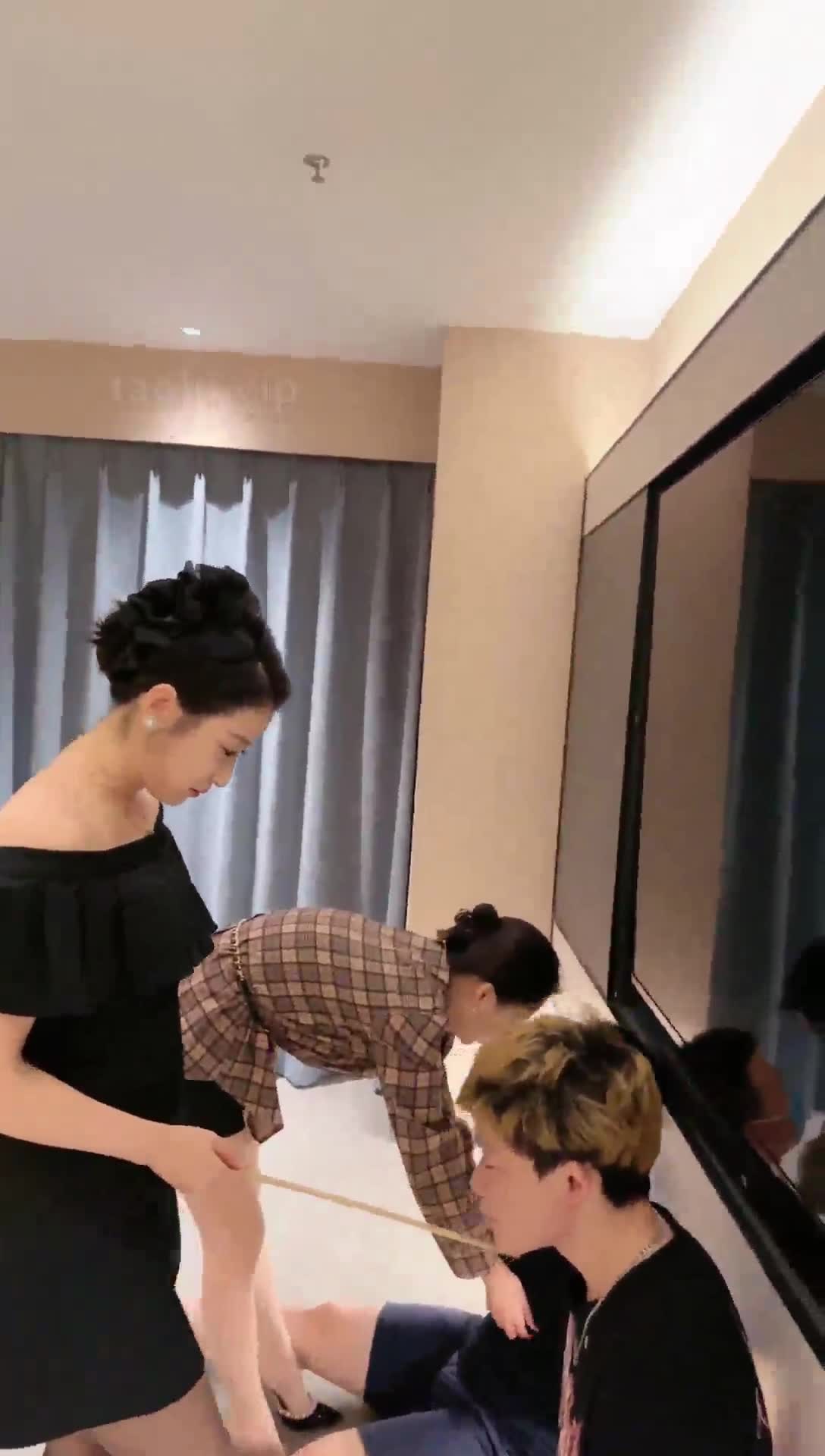 潘妮 剧情 男友和姐夫一起来犯贱