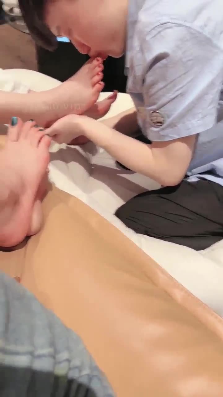 香奶奶 在大连 脚奴为2个女主人舔脚