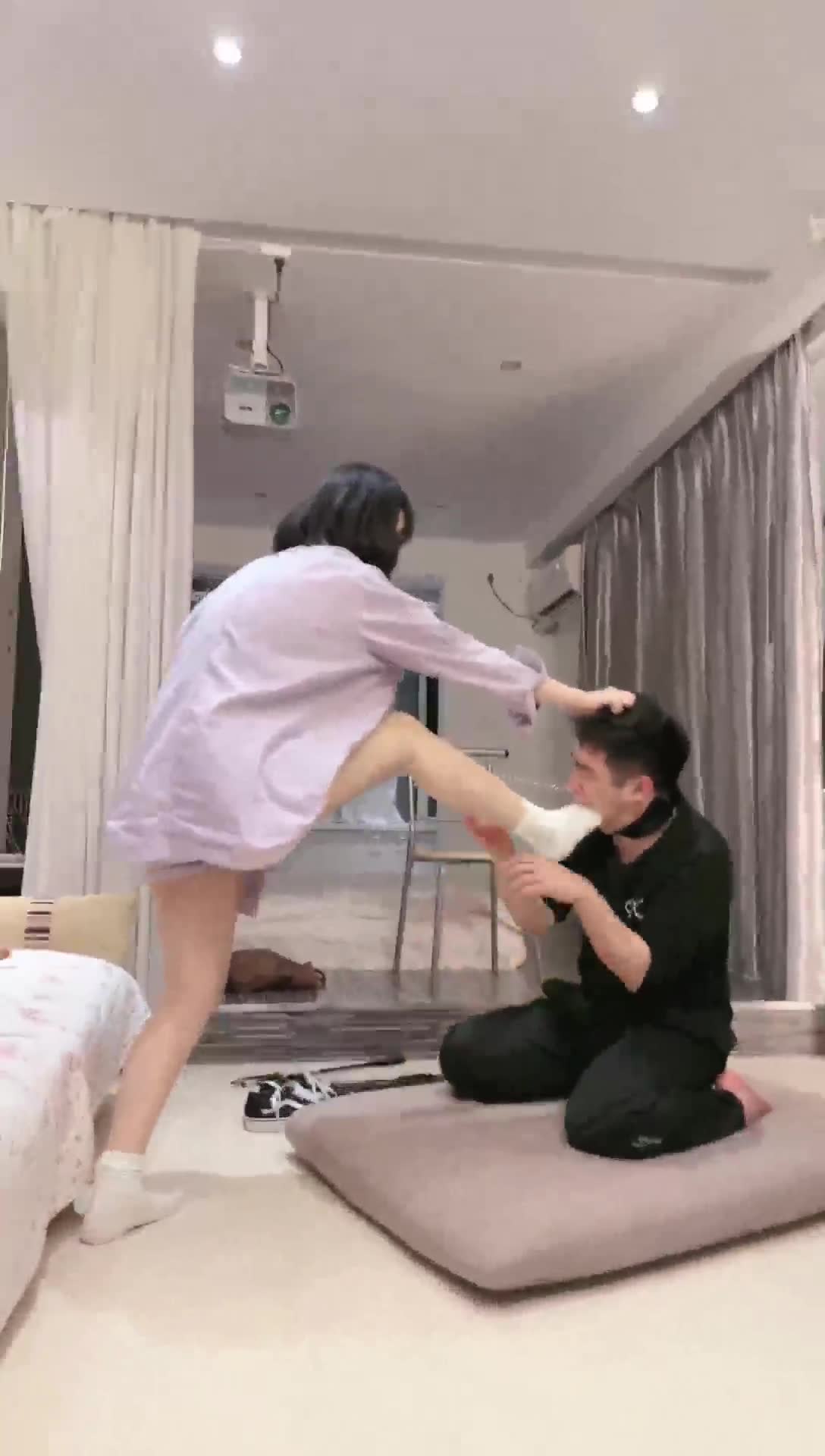 鱼糯糯 帆布鞋 白棉袜 踩踏 舔鞋 舔脚 深喉