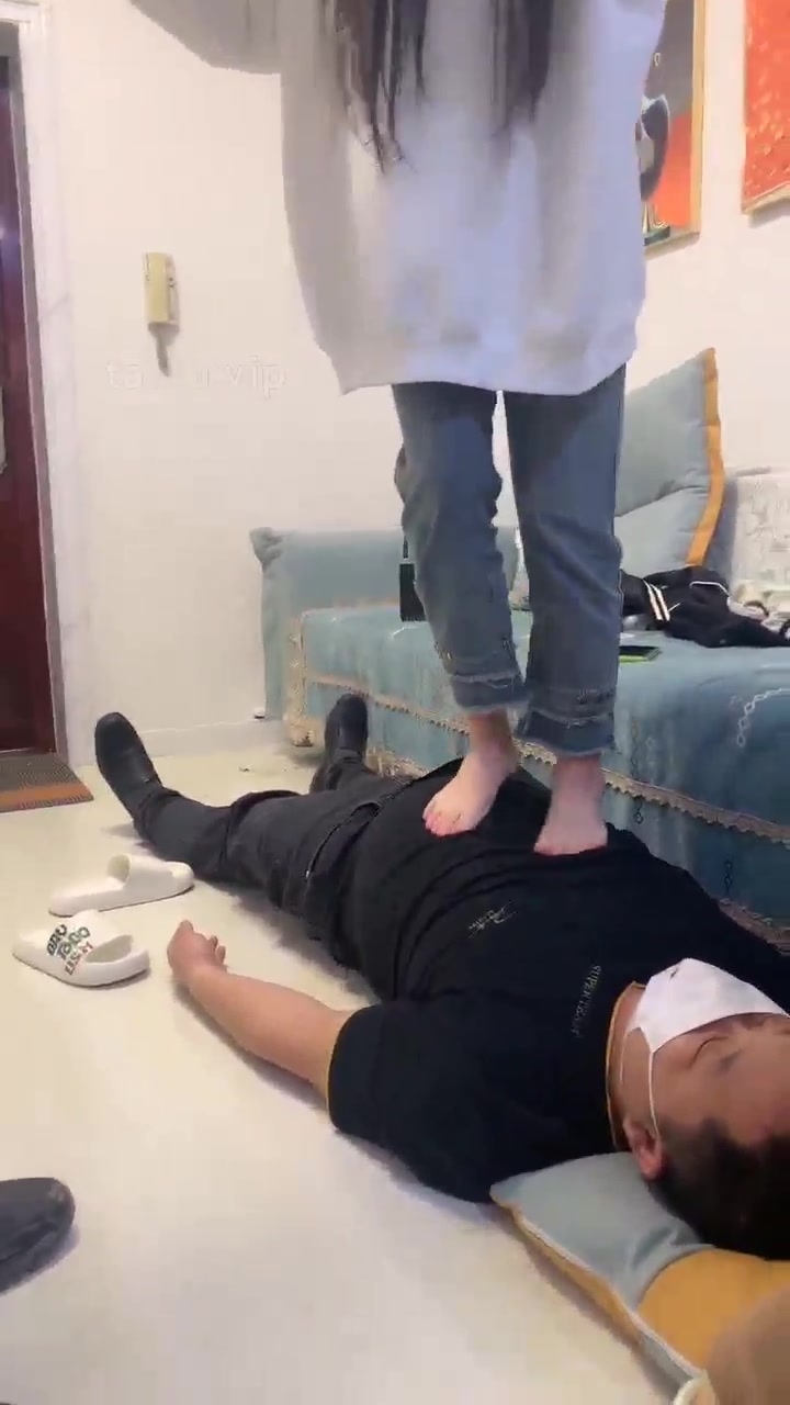 精神小妹 赤脚踩踏