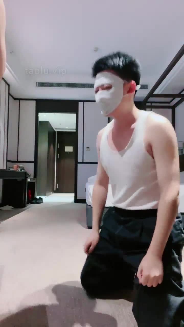 川野尤娜 暴力踢裆