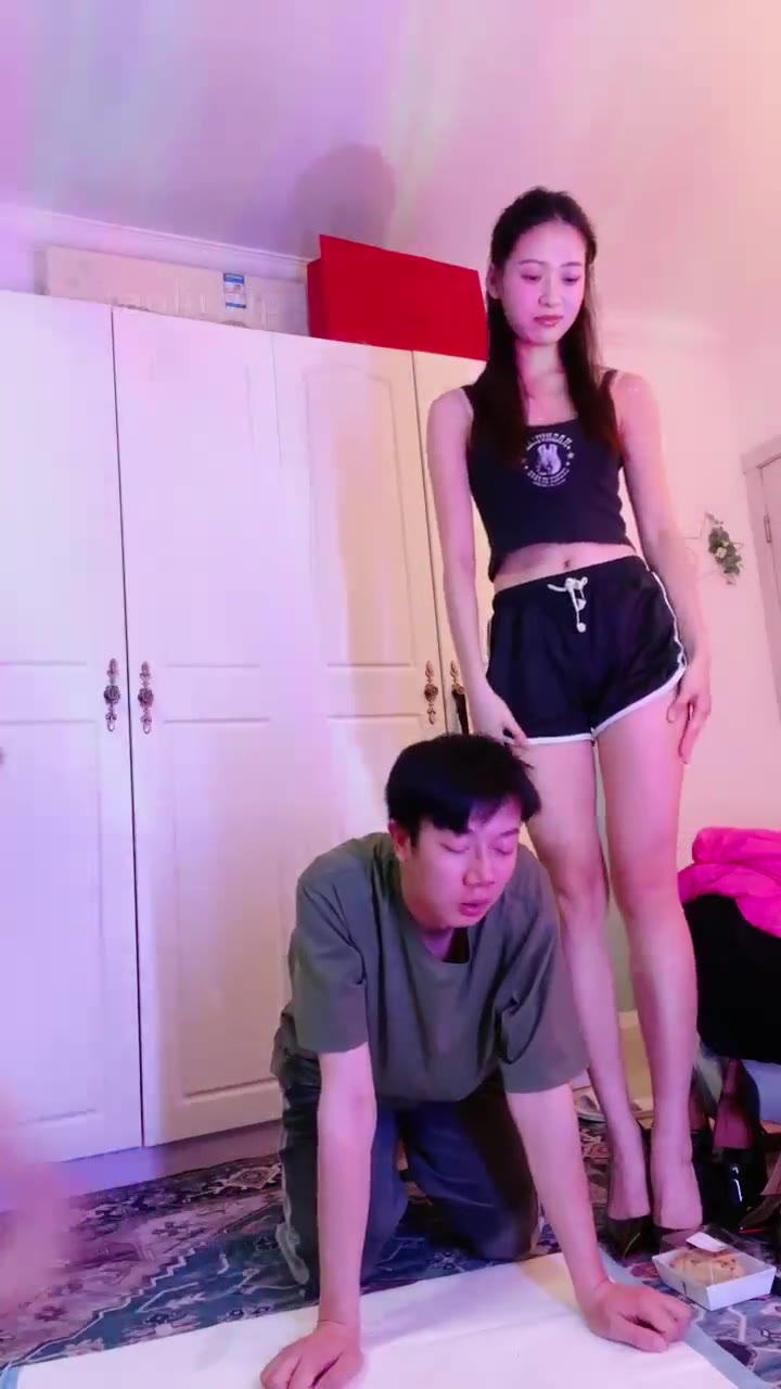 艾琳 和姐妹玩小狗