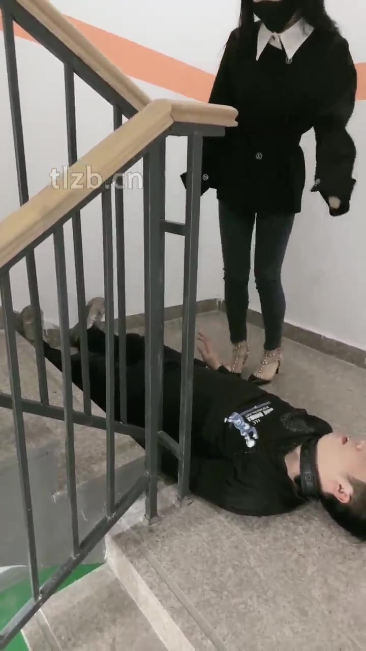 桃幼幼 户外调教贱货 高跟鞋踩踏