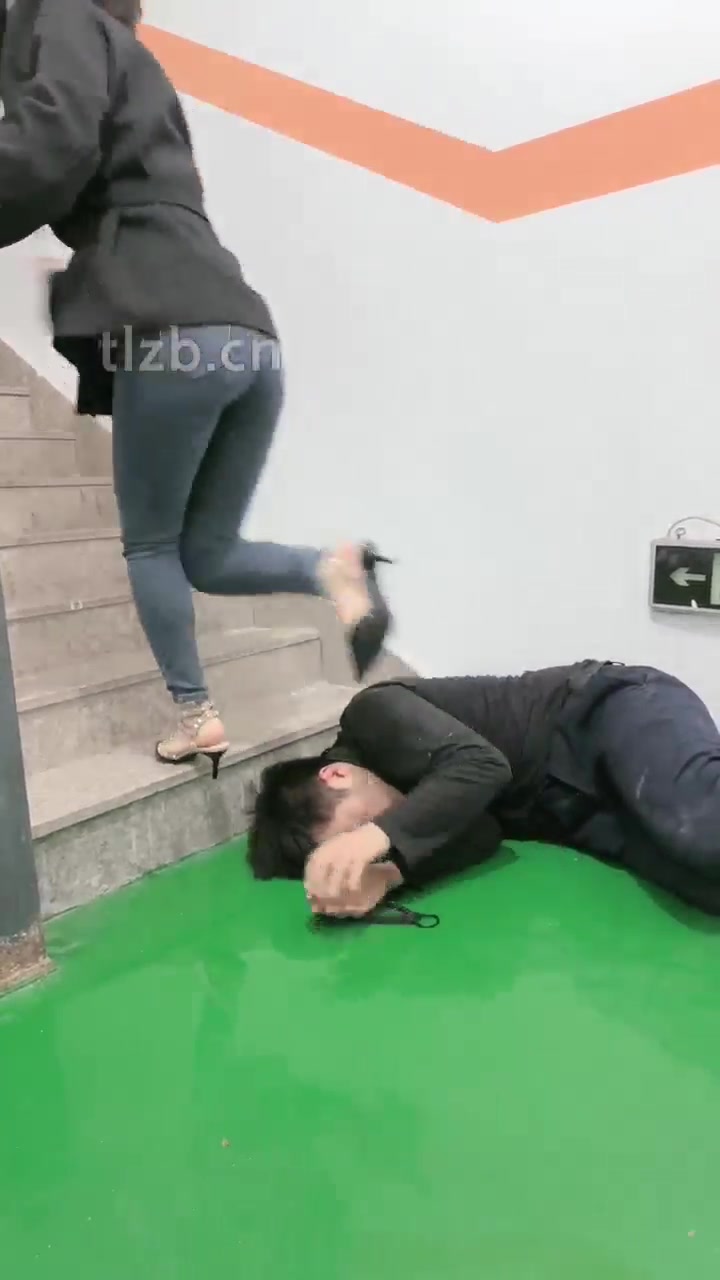 桃幼幼 户外调教贱货 高跟鞋踩踏