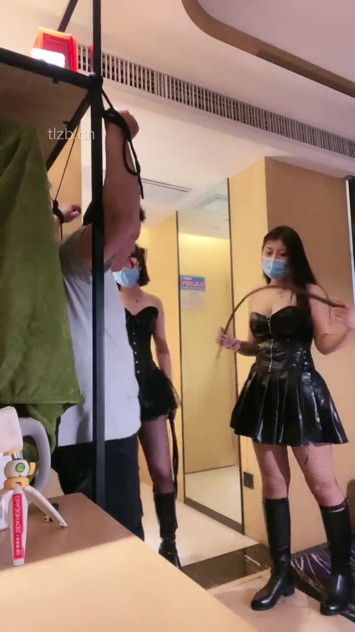 榕S 2个女王 踢裆加鞭打