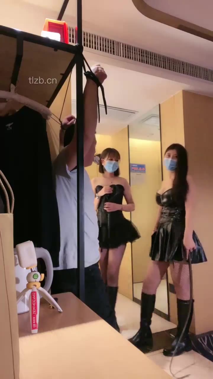 榕S 2个女王 踢裆加鞭打