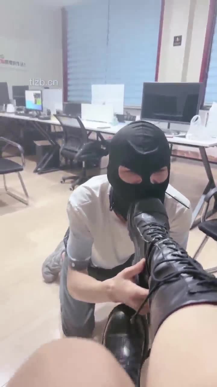 鱼糯糯 三个S玩弄一个脚奴