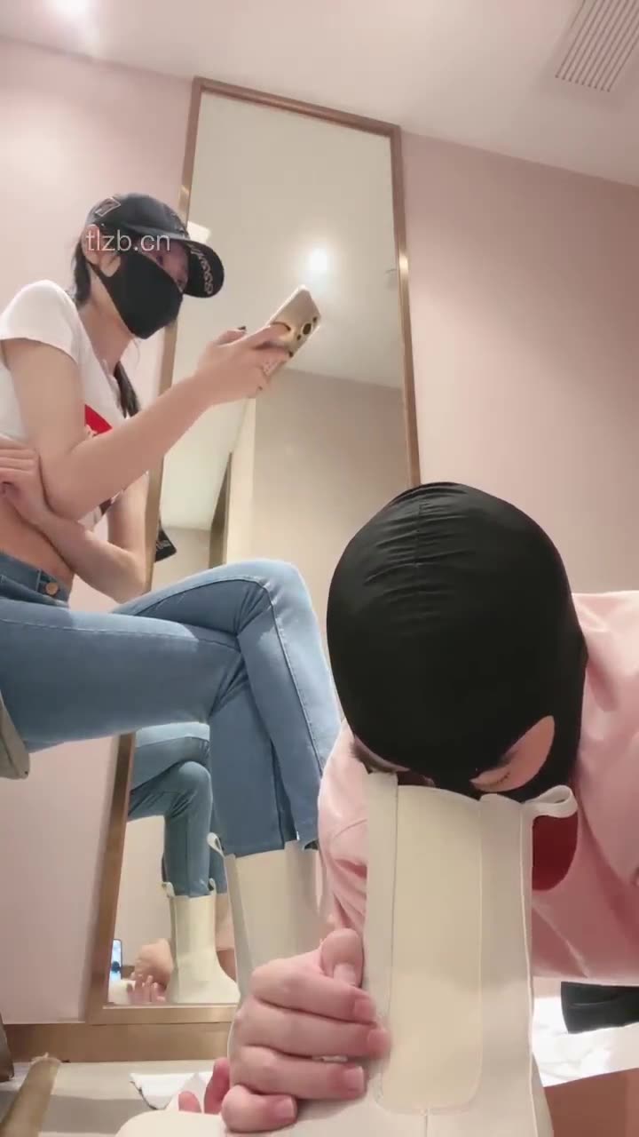 美娜格格 首播 白色马丁靴