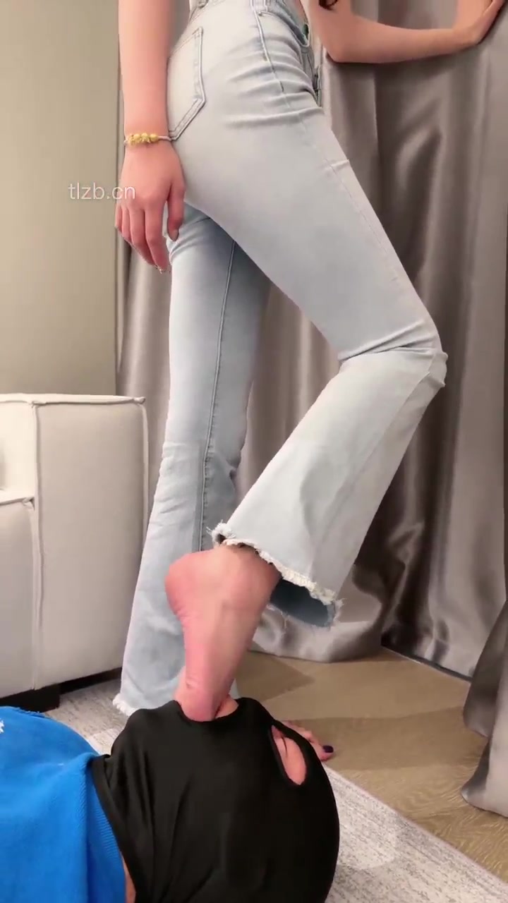 糯糯 白皮靴 牛仔裤 训练脚奴