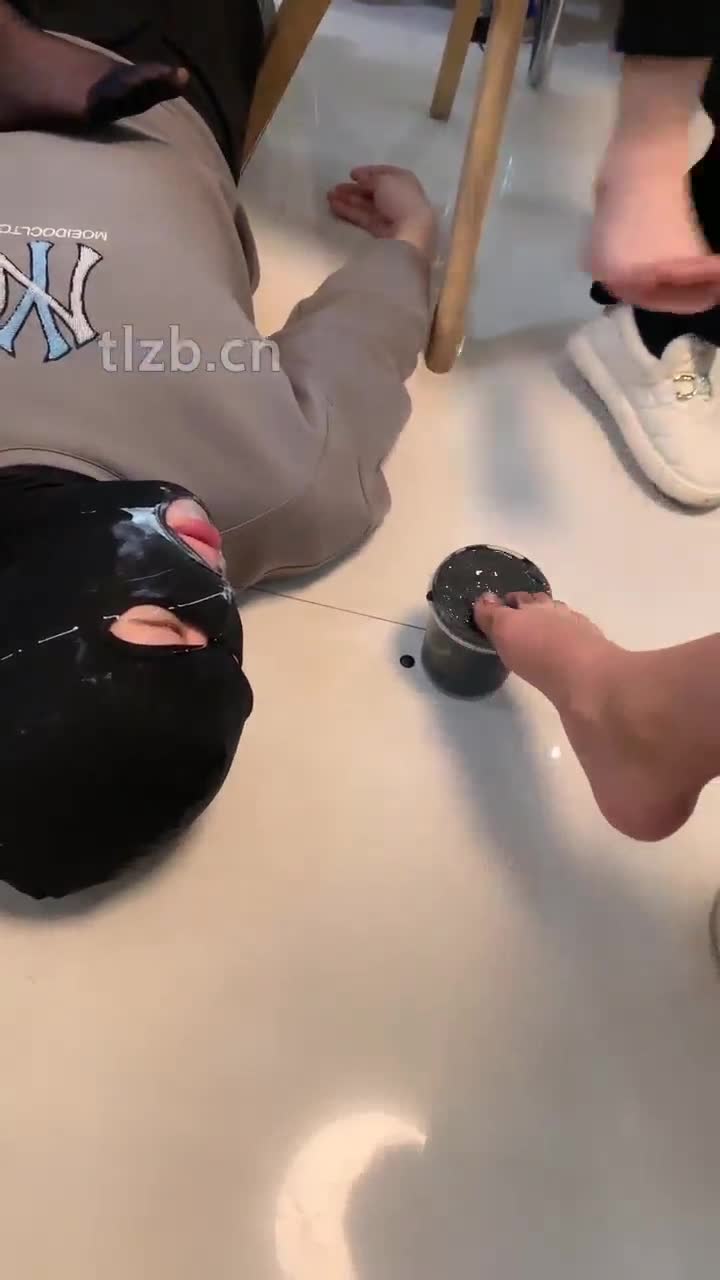 精神小妹 脚喂食物
