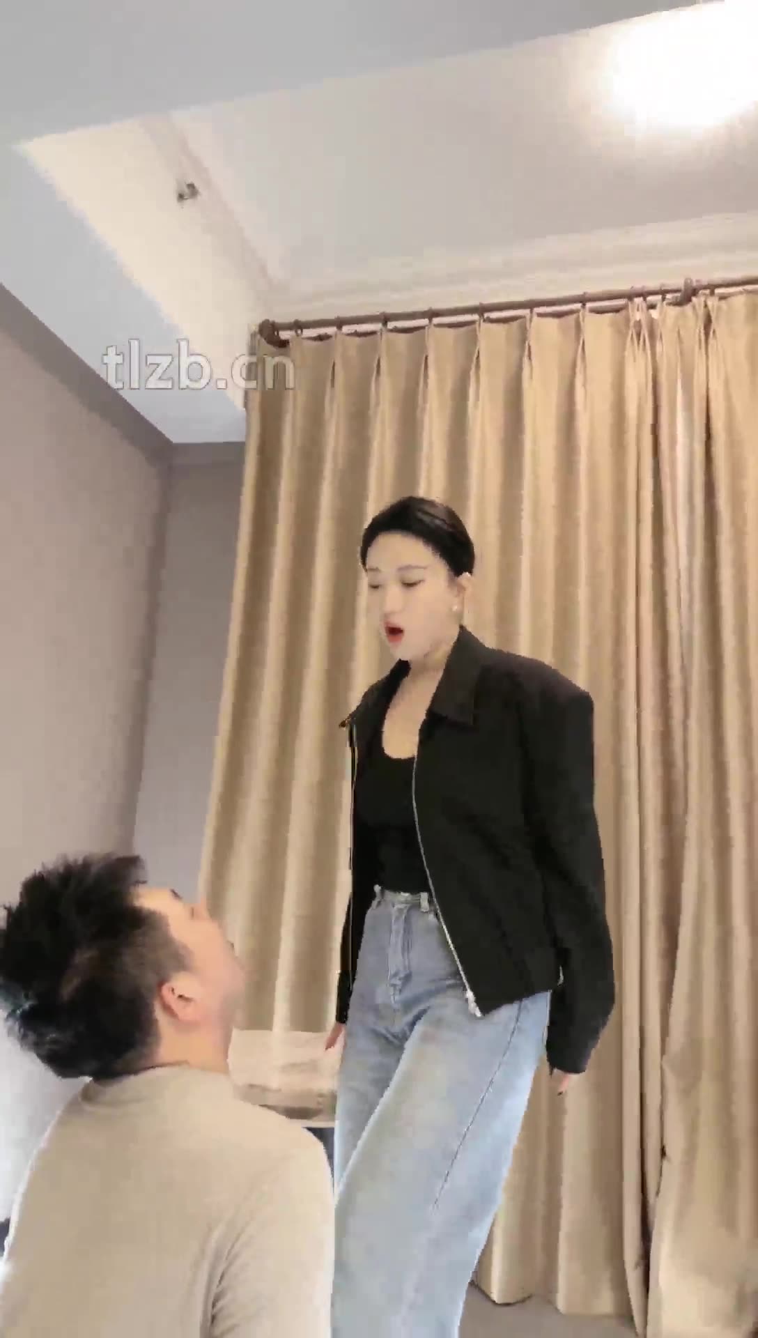 潘妮 对着女王的短靴 磕头如捣蒜