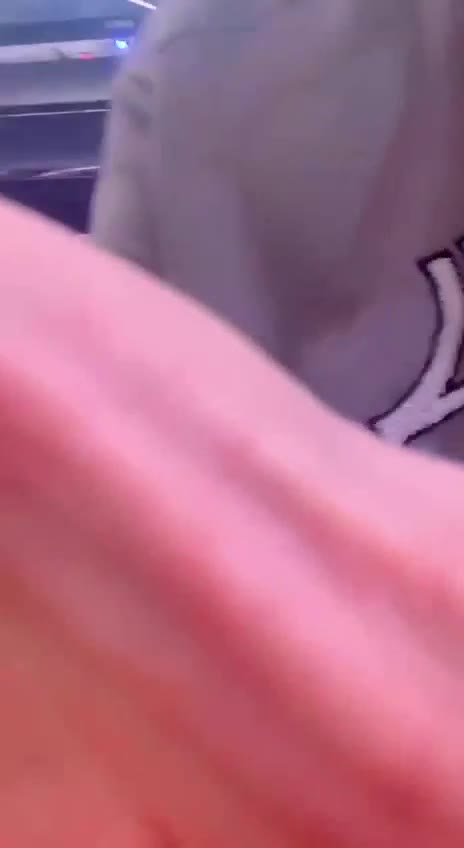 素人 男生在KTV里舔四个甜美女生的脚和鞋子