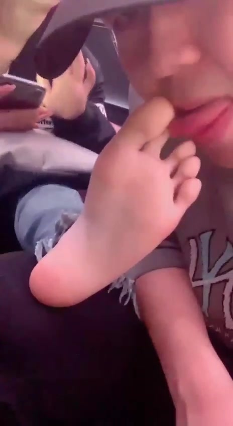 素人 男生在KTV里舔四个甜美女生的脚和鞋子