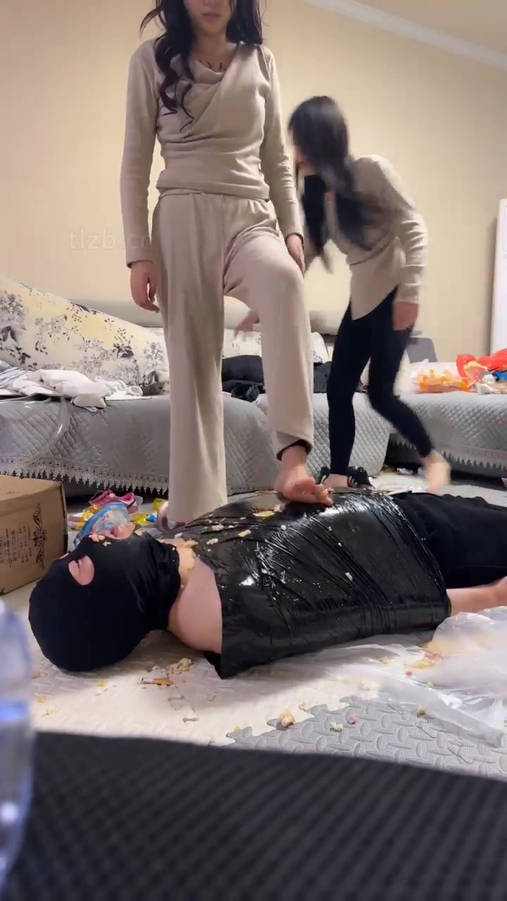 精神小妹 脚踩喂食