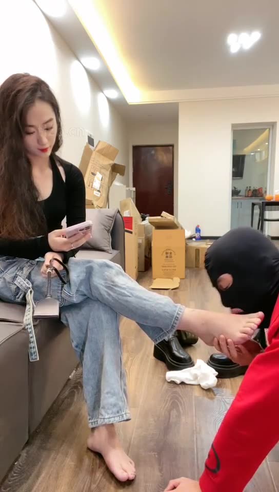 七七 趴着向我走来