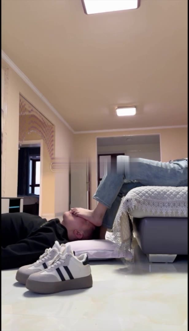 精神小妹 脏臭鞋底践踏羞辱 脚底闻舔