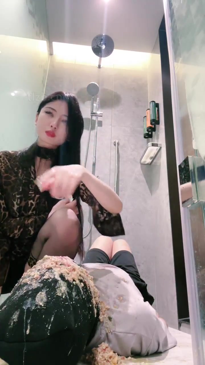 司宁青 广深巡游 骗轻度狗吃呕吐物