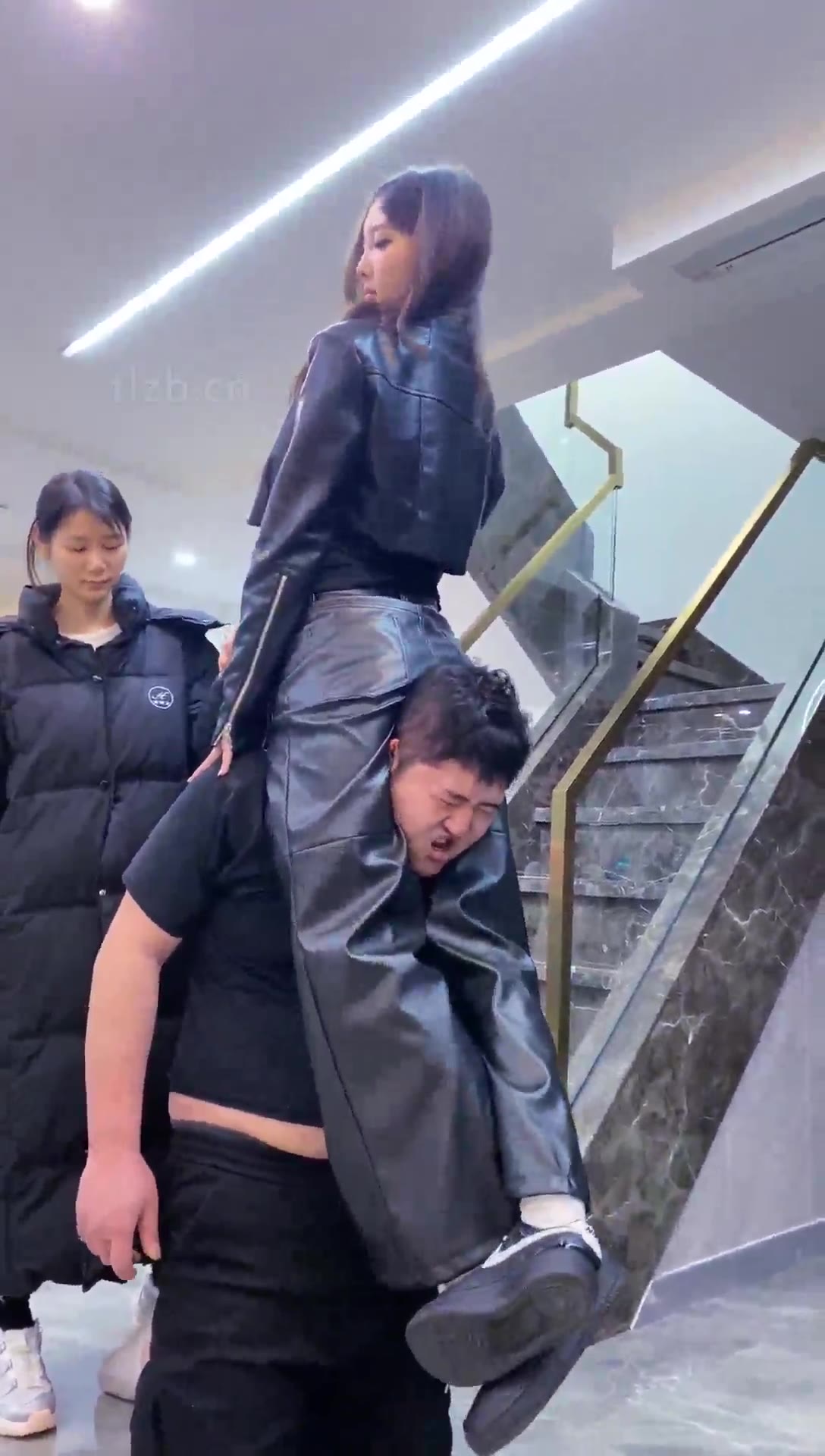 麋鹿银儿 素人寒汐 定制重击耳光 鞭打 舔咀嚼物