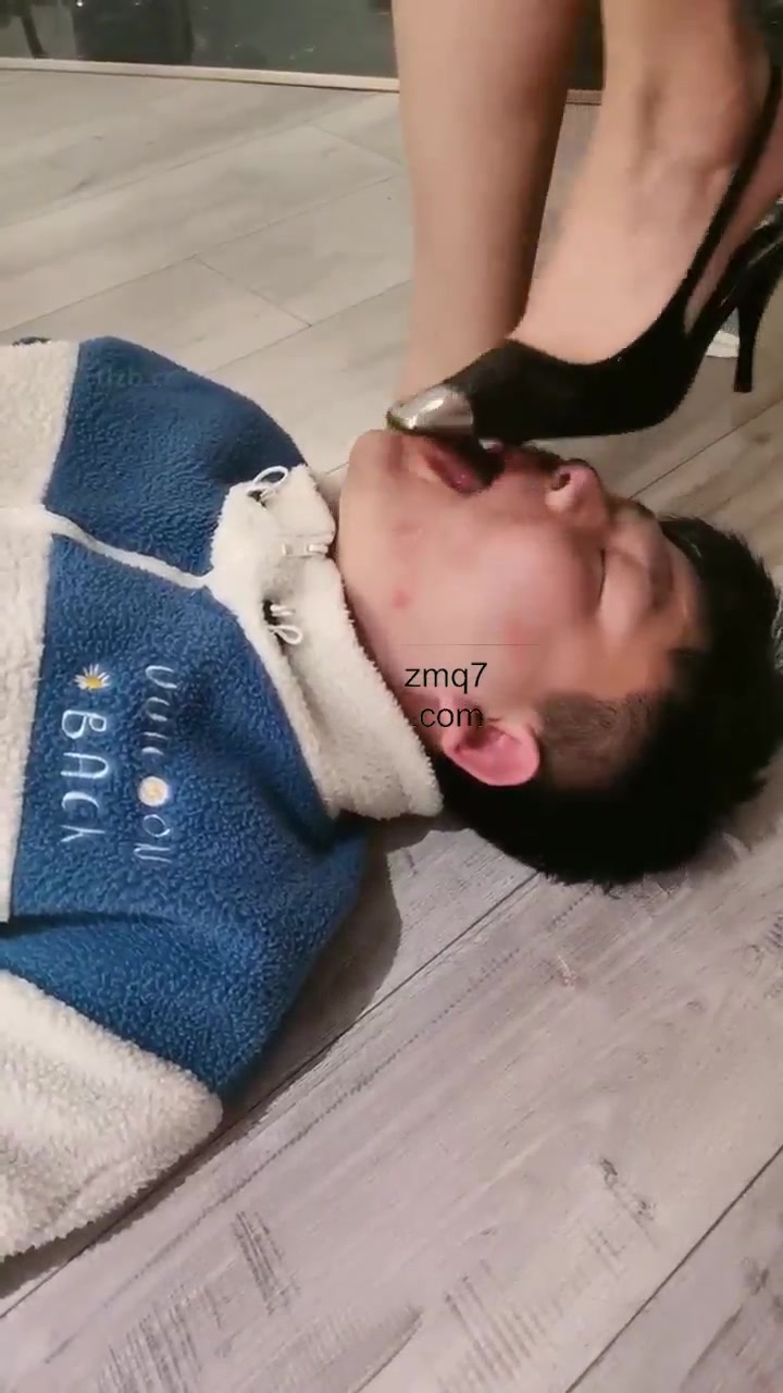 皮皮 脚深喉加耳光的调教