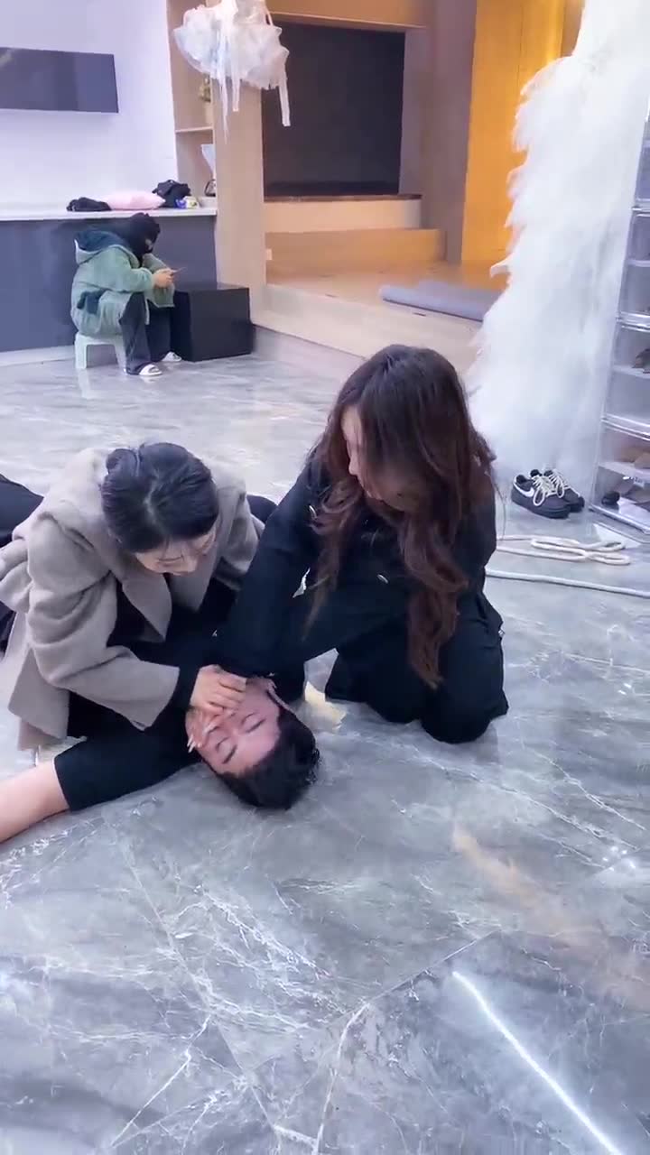 银儿 卡了重来 两美女调教贱货