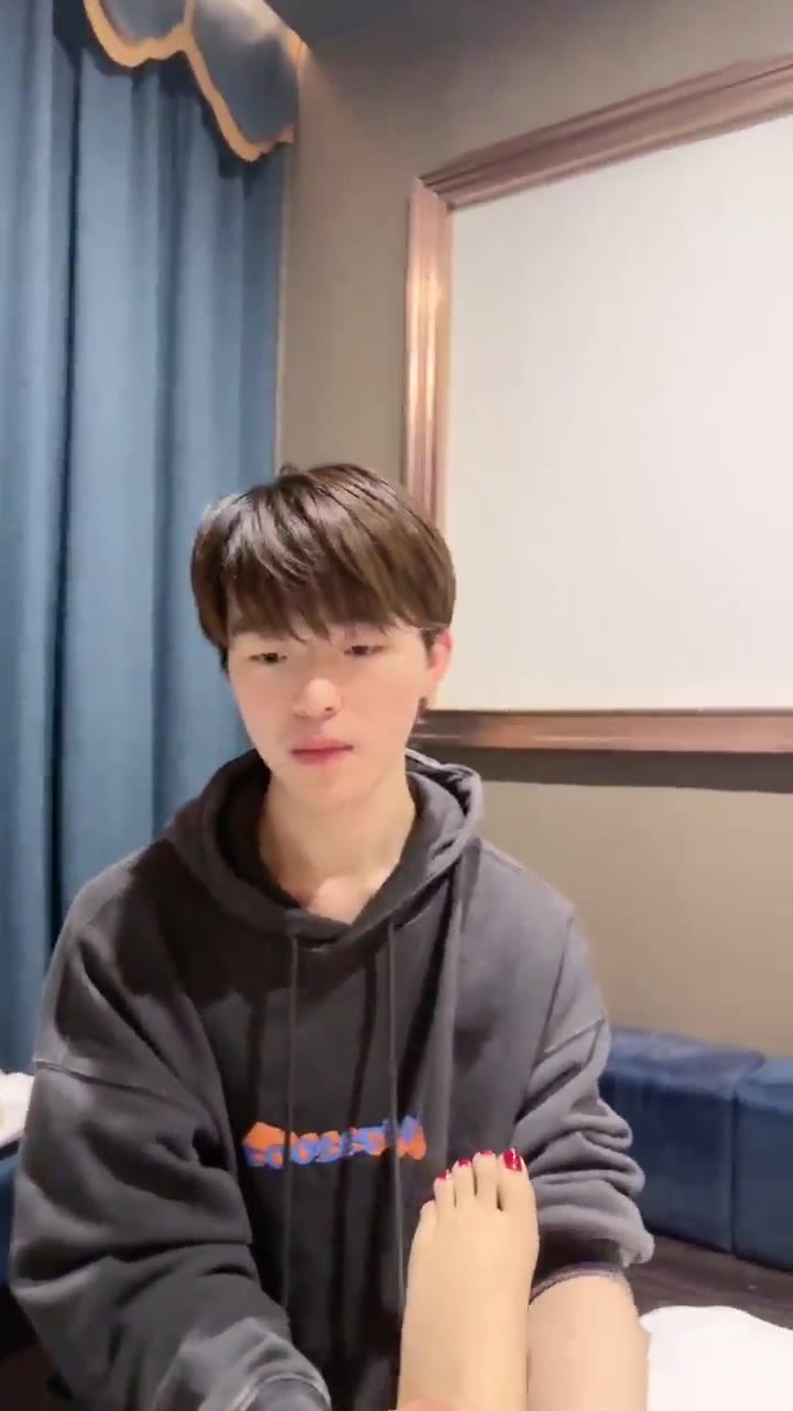 冰冰 在足疗店里当着技师面喝圣水