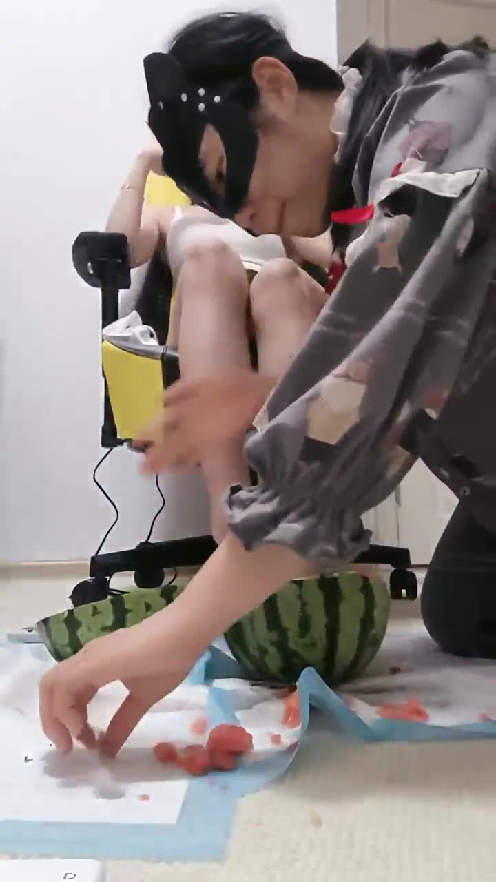 暴力美学 脚榨西瓜汁给母畜喝