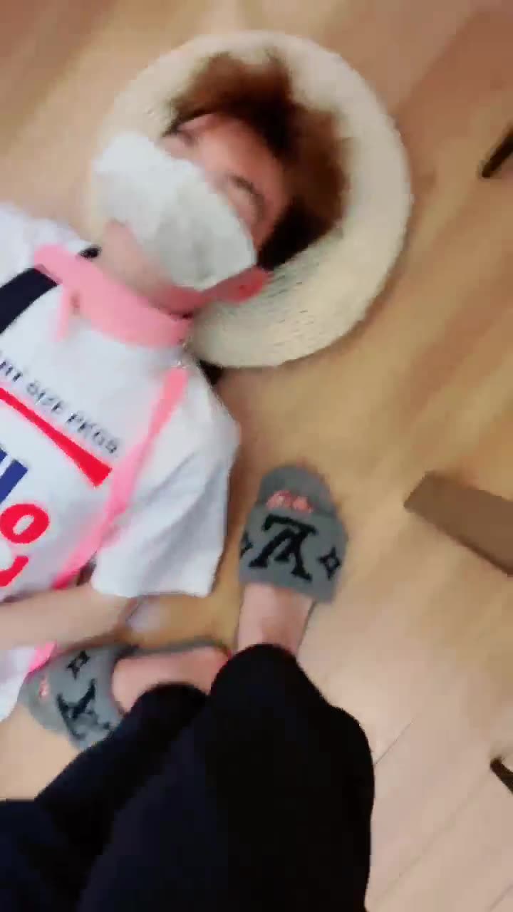 香奶奶42汗脚喜粗口 被我打到发抖的可怜奶狗
