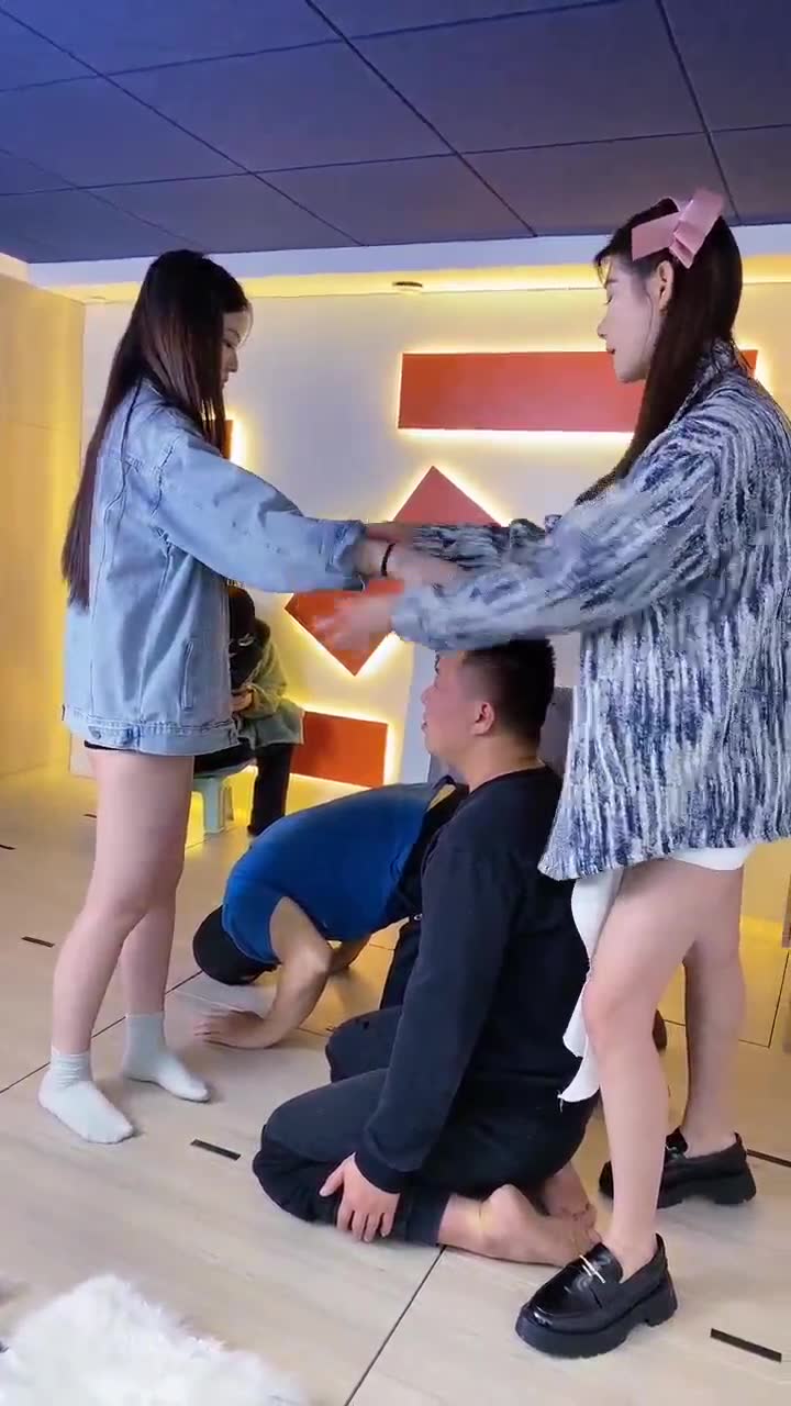 银儿 素人小唐嫣 踩頭行走 舔脚加浓痰