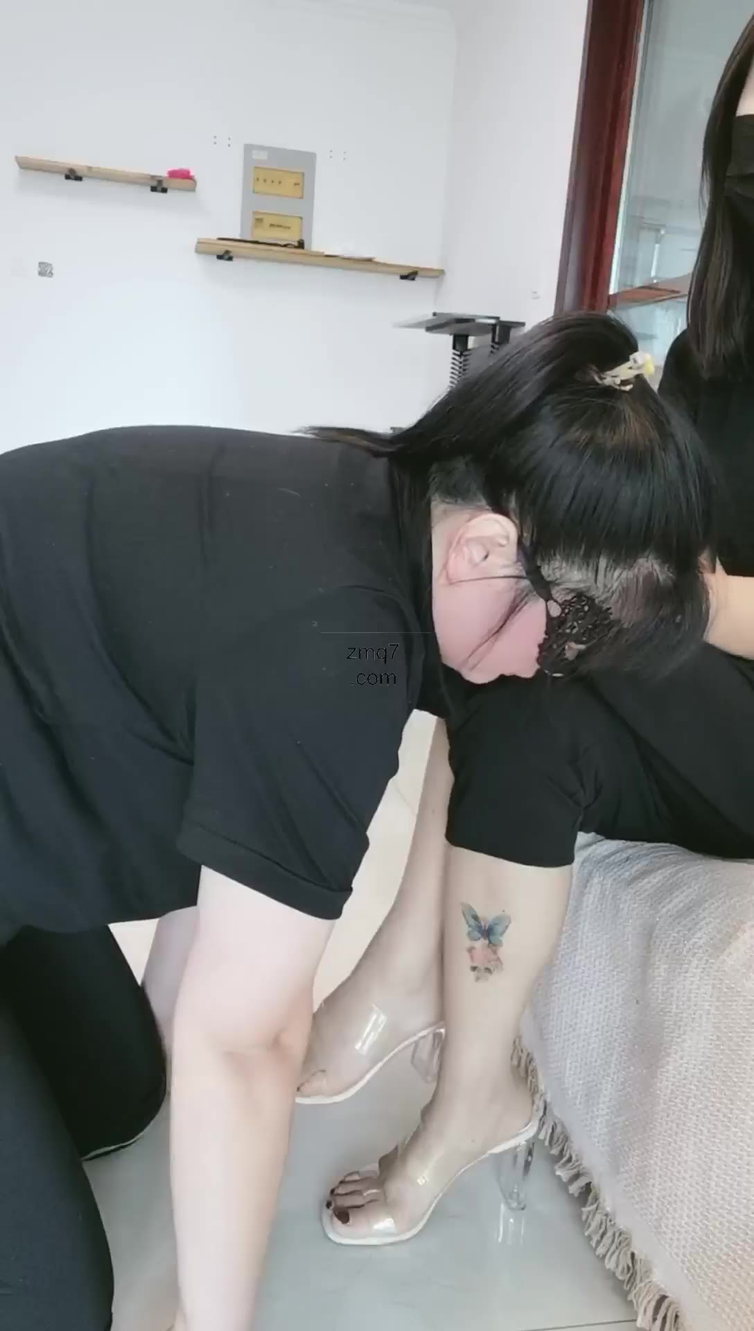 凌儿女神 调教 500个耳光 打成猪头