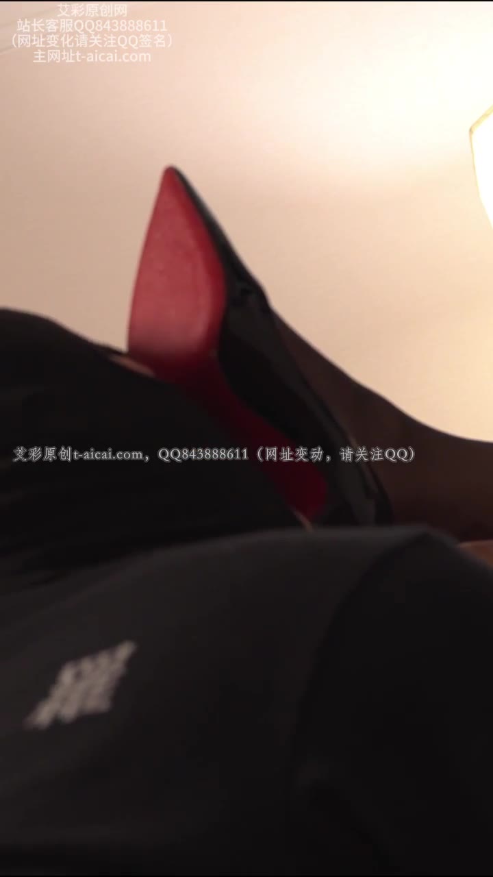 初见 黑丝霸道女总裁 使用物化的人形鞋刷兼除臭器