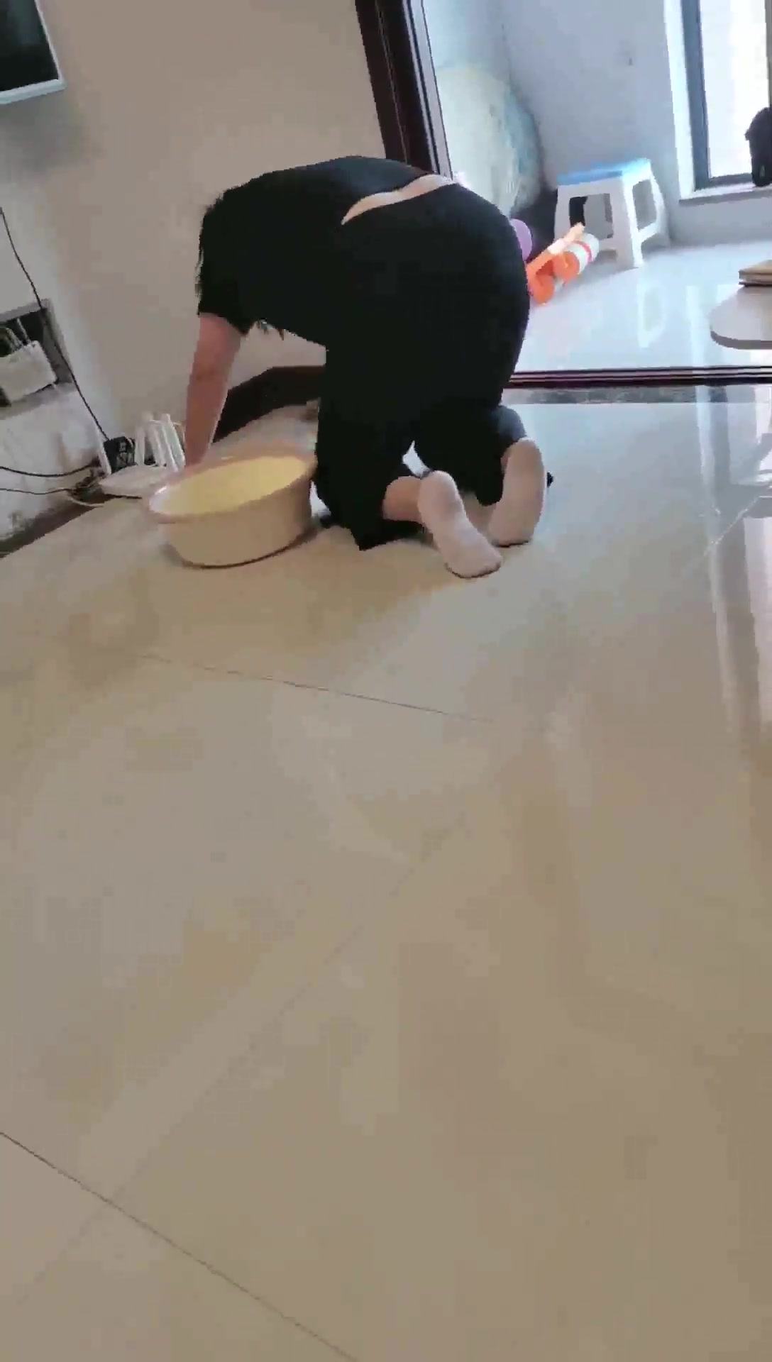 凌儿女神 母畜下跪伺候 还是被虐