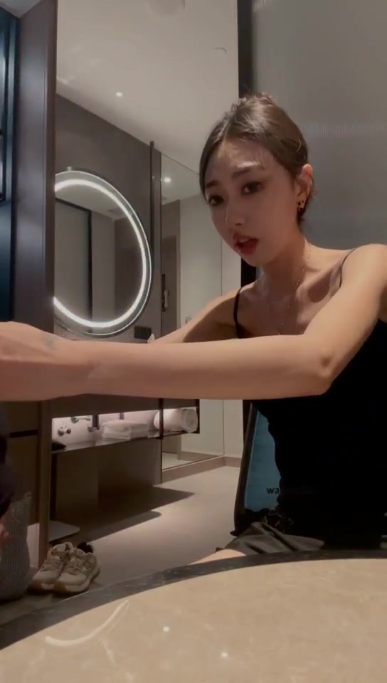 凉子 高贵车模 强迫太监狗 口水盛宴