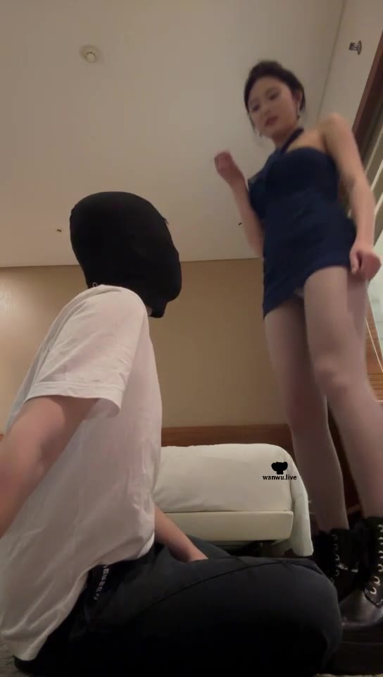 车模伊 被麻麻按头强制舔