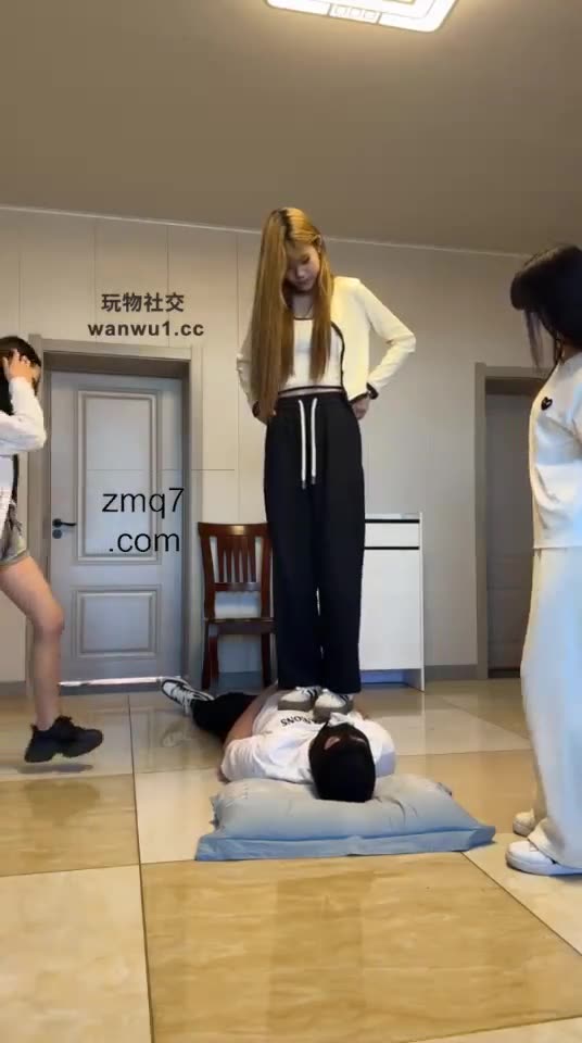 精神小妹 被女混混抢钱殴打