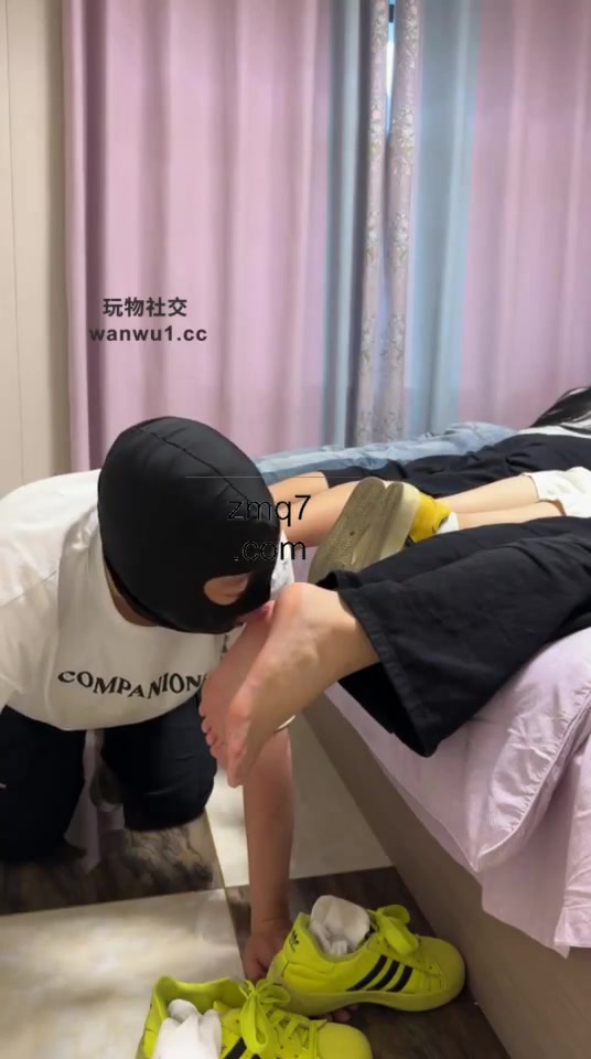精神小妹 群体羞辱