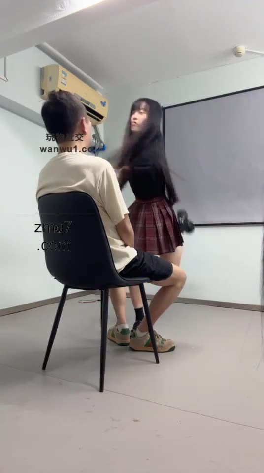 小阿萱 超重的耳光