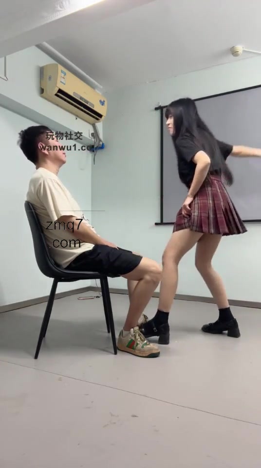 小阿萱 超重的耳光