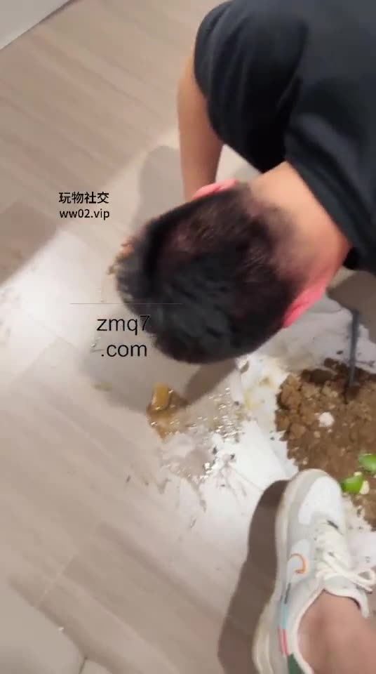 泡泡 贱货喝洗脚水