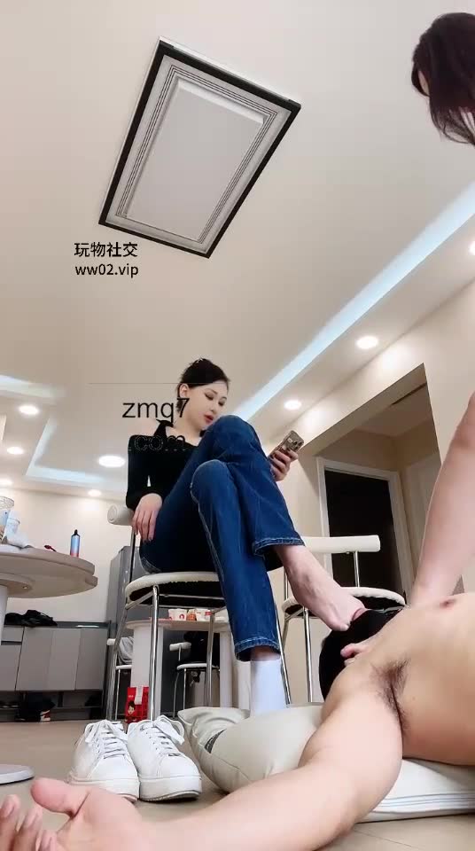 艾琳 小白男奴伺候双女王 舔脚 踩踏
