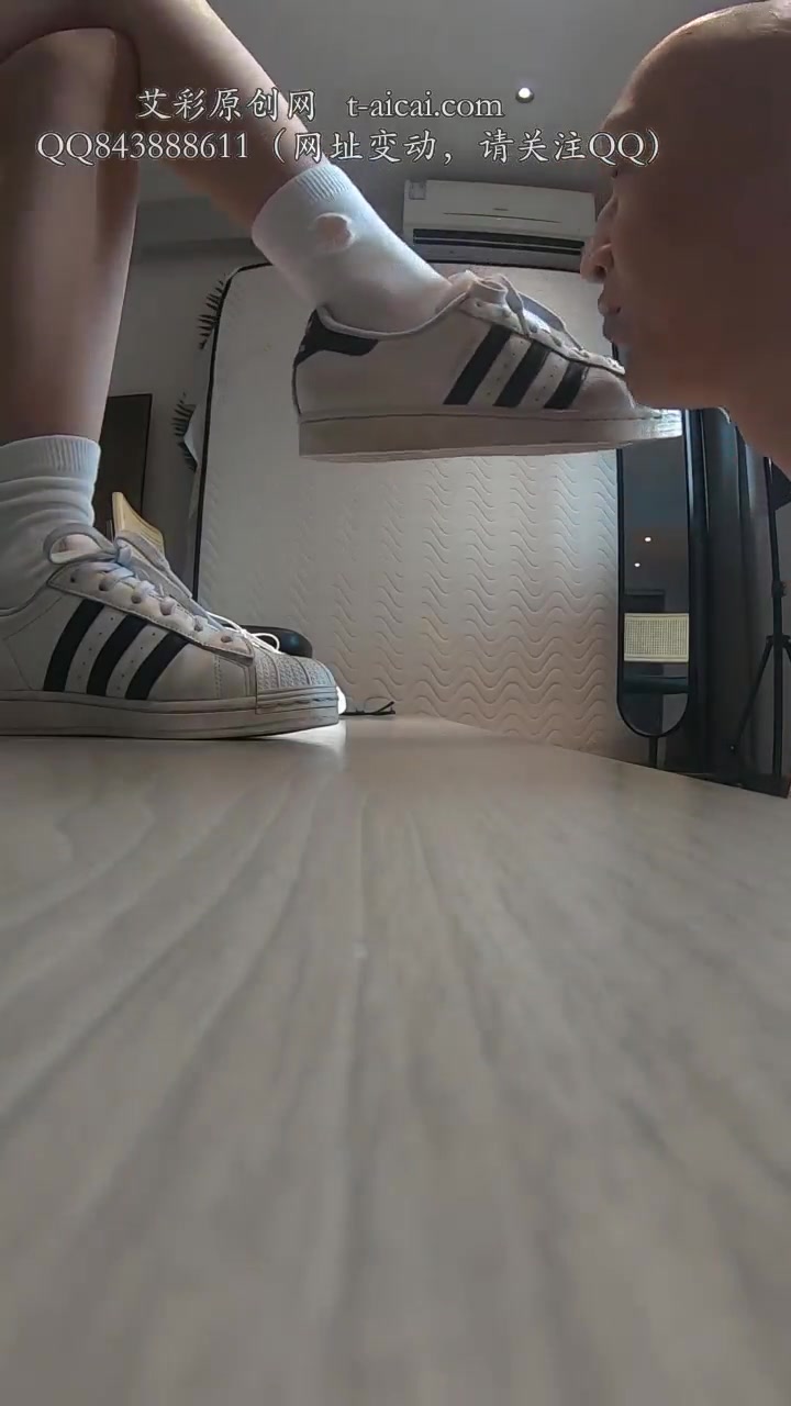 素人 新人泡芙妹妹S 三双鞋踩舌头 清理鞋底